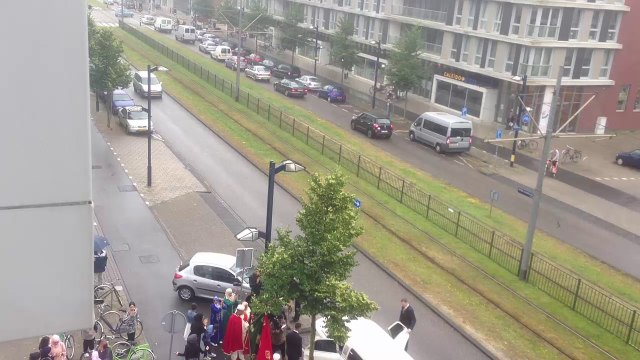 Bruid wordt opgehaald bij Marokkaanse bruiloft