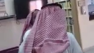 دكتور في السعودية يطرد مواطن كبير سن من مكتبه