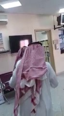 دكتور في السعودية يطرد مواطن كبير سن من مكتبه
