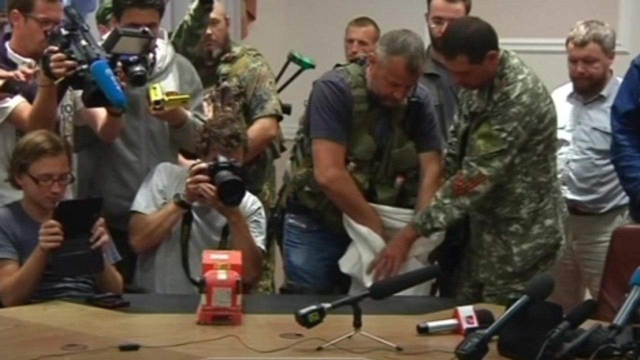 MH17 black boxes handed over