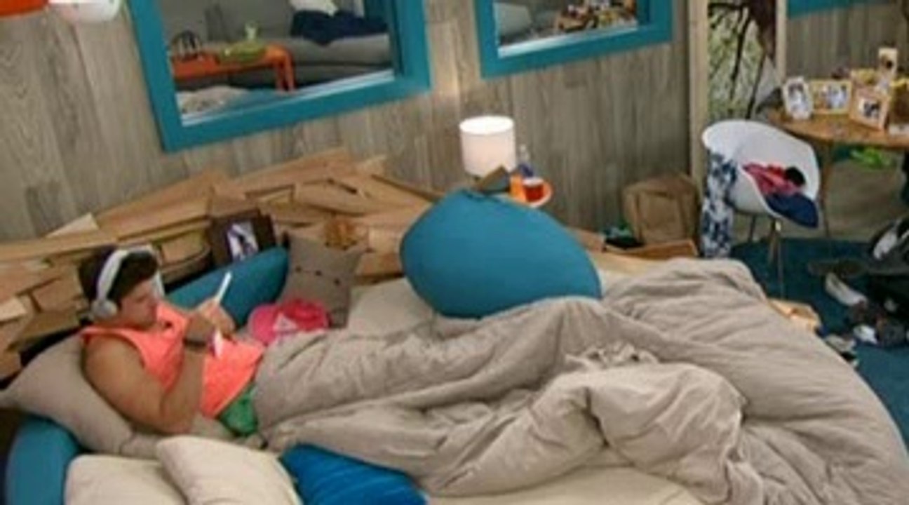 Zach looking at Frankie's HOH pictures