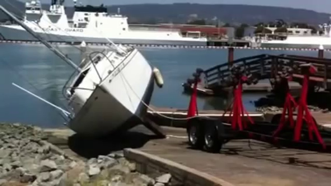 Hilarious boat fail... Dumb sail!