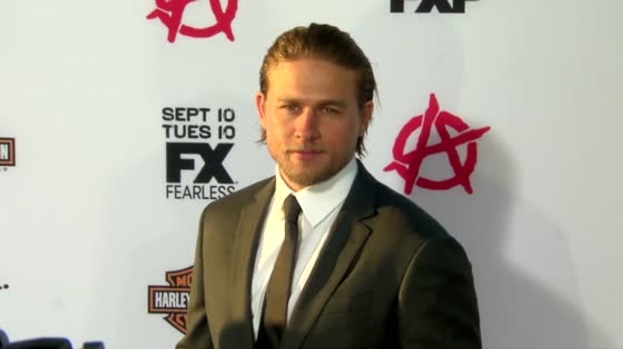 Charlie hunnam ist traurig darüber, dass er nicht erneut in 50 shades of grey spielt