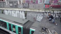 Sauter sur le toit du métro parisien en marche... Parkour en mode taré!