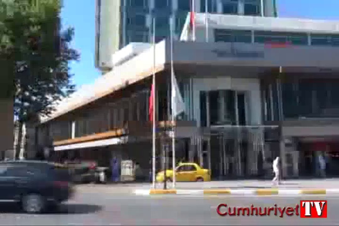 Bayraklar yarıya indirildi