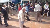 Papy danse le rock avec ses cannes! Hilarant...