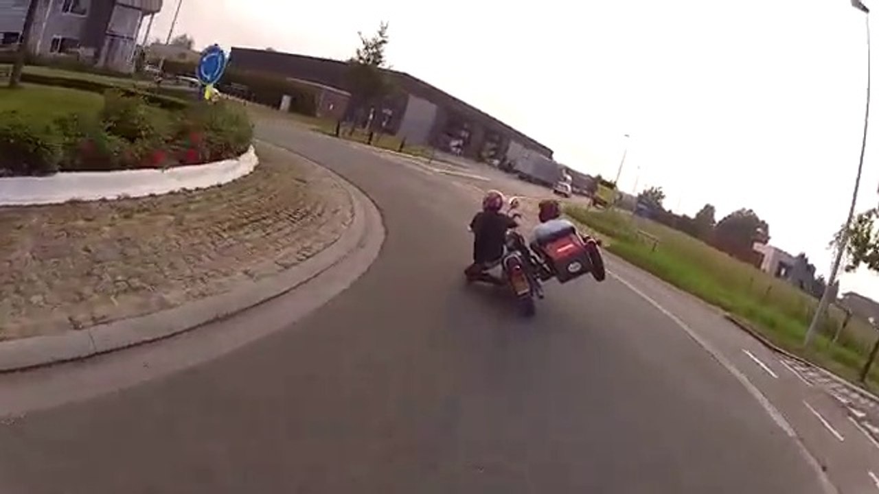 Leçon de Side-car : Comment bien prendre un rond-point!