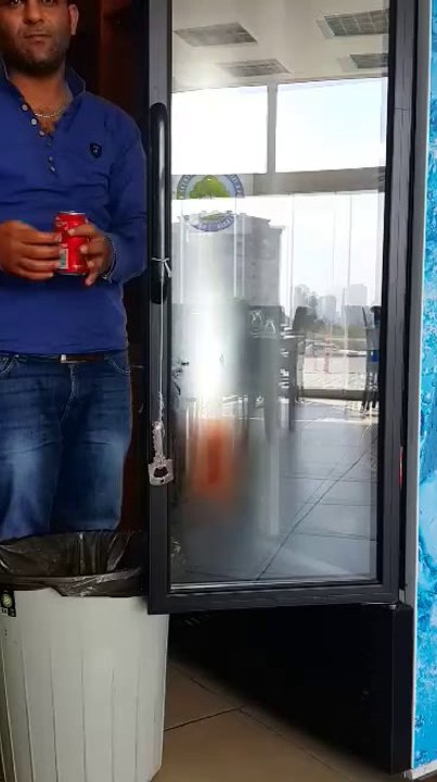 İsraile boykot - esnfa dolaptaki kolaları döküyor
