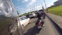 Un motard sauve des petits canard piégés sur l'autoroute!