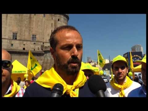 Napoli - La Coldiretti distribuisce frutta al molo Beverello -1- (20.07.14)