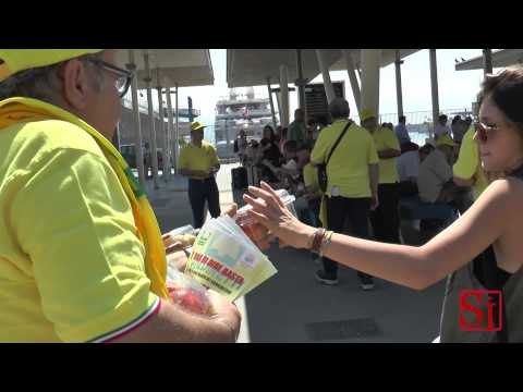 Napoli - La Coldiretti distribuisce frutta al molo Beverello -2- (20.07.14)