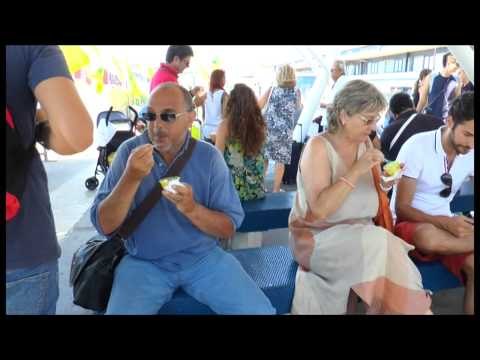 Napoli - La Coldiretti distribuisce frutta al molo Beverello -live- (20.07.14)
