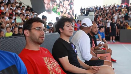 En Chine LeBron James se met au piano avec Lang Lang