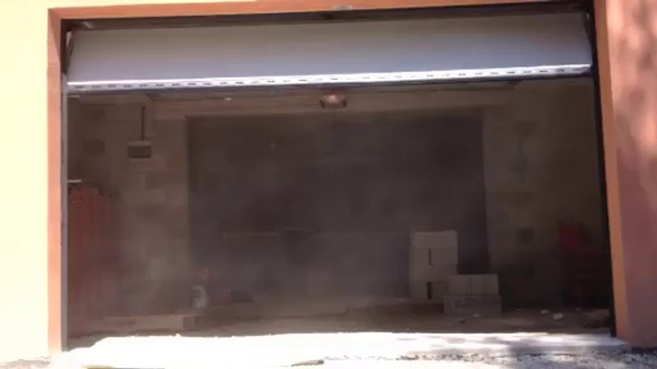 Porte sectionnelle plafond motorisée et posée par APG Accès Portes de Garage