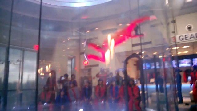 Un homme imite spiderman dans un simulateur de chute libre