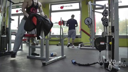 Hammer Curls am Kabel mit dem Seil für einen dicken Brachialis