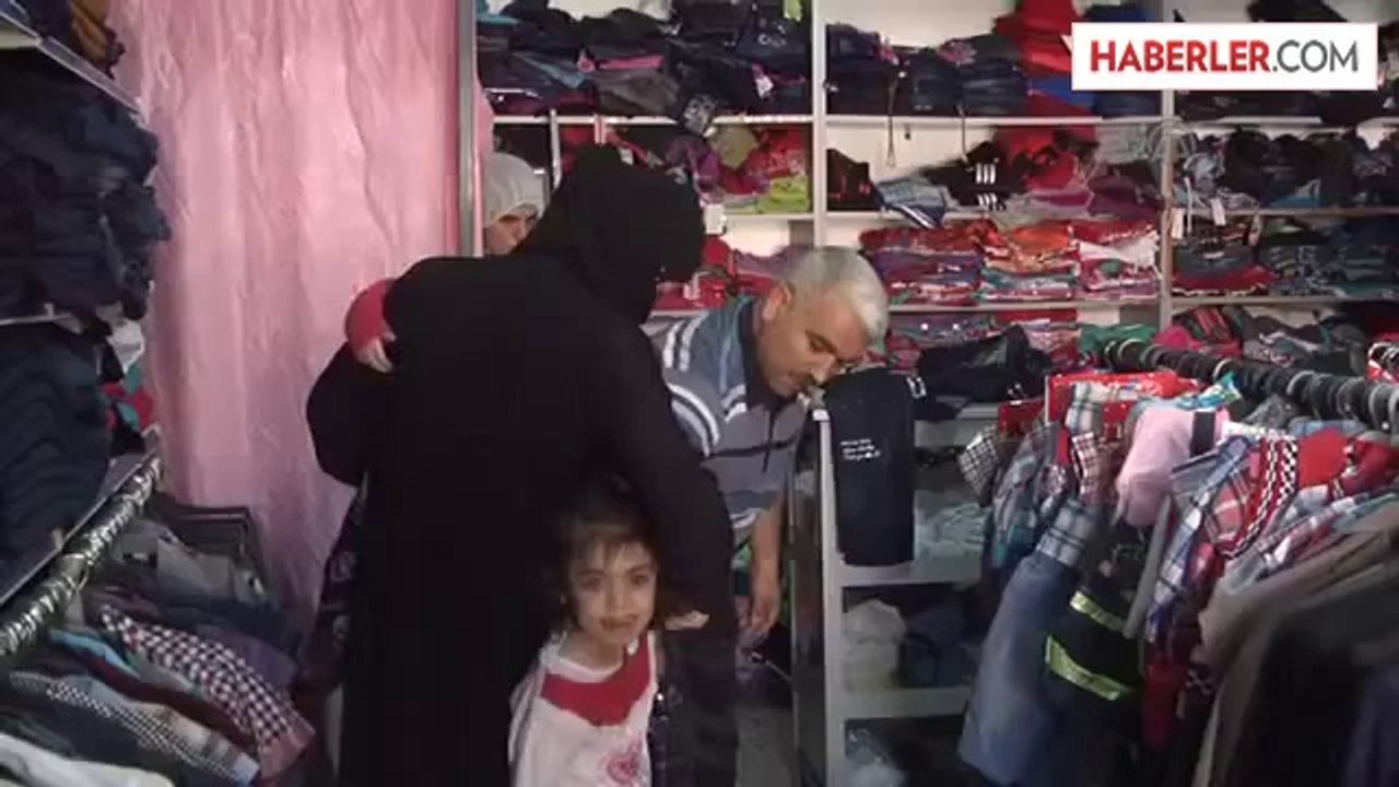 Suriyeli yetimlere elbise yardımı -