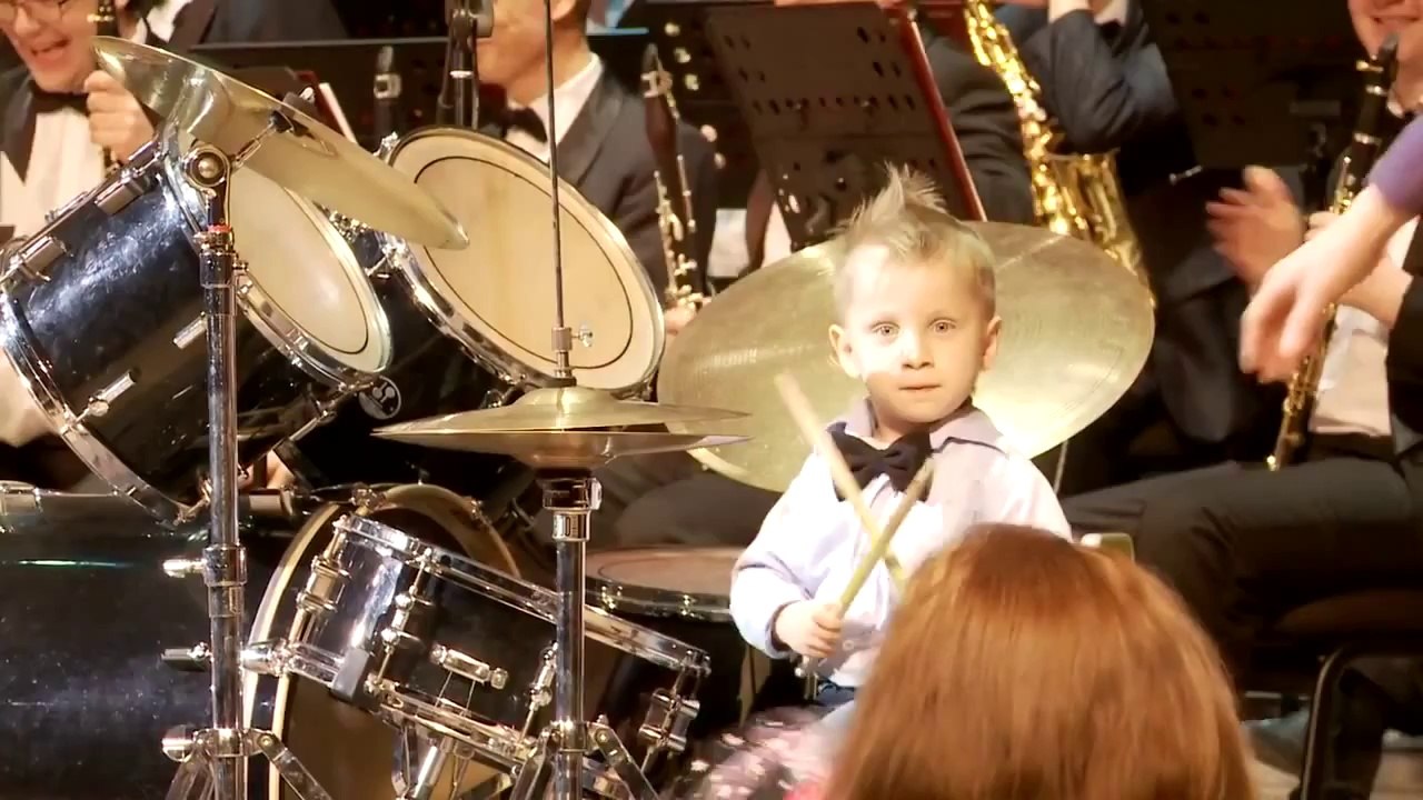 JUNTARAM UM MENINO DE 3 ANOS PARA TOCAR BATERIA COM UMA ORQUESTRA E ELE ARRASOU TUDO E TODOS