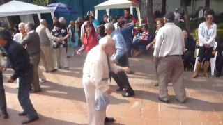 Un vieil homme danse le rock