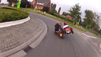 Prendre un rond-point en side-car (HD)