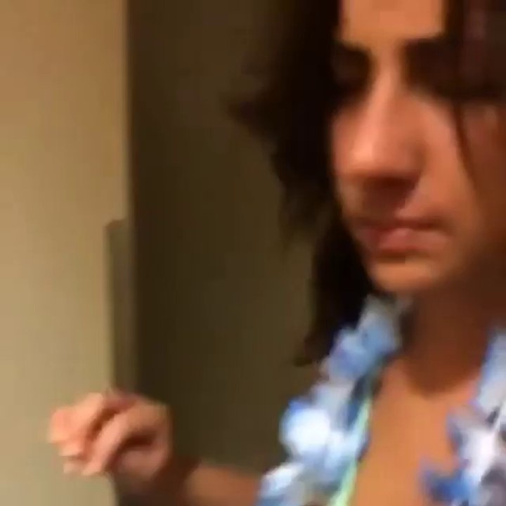 Une fille ivre rentre chez elle