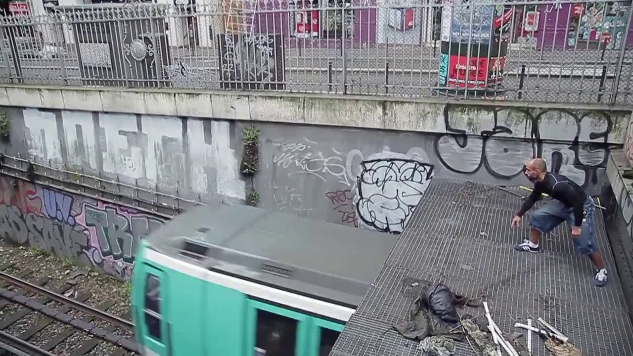 Paris : il saute sur le toit du métro