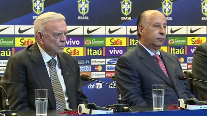Dunga volta sorridente à seleção