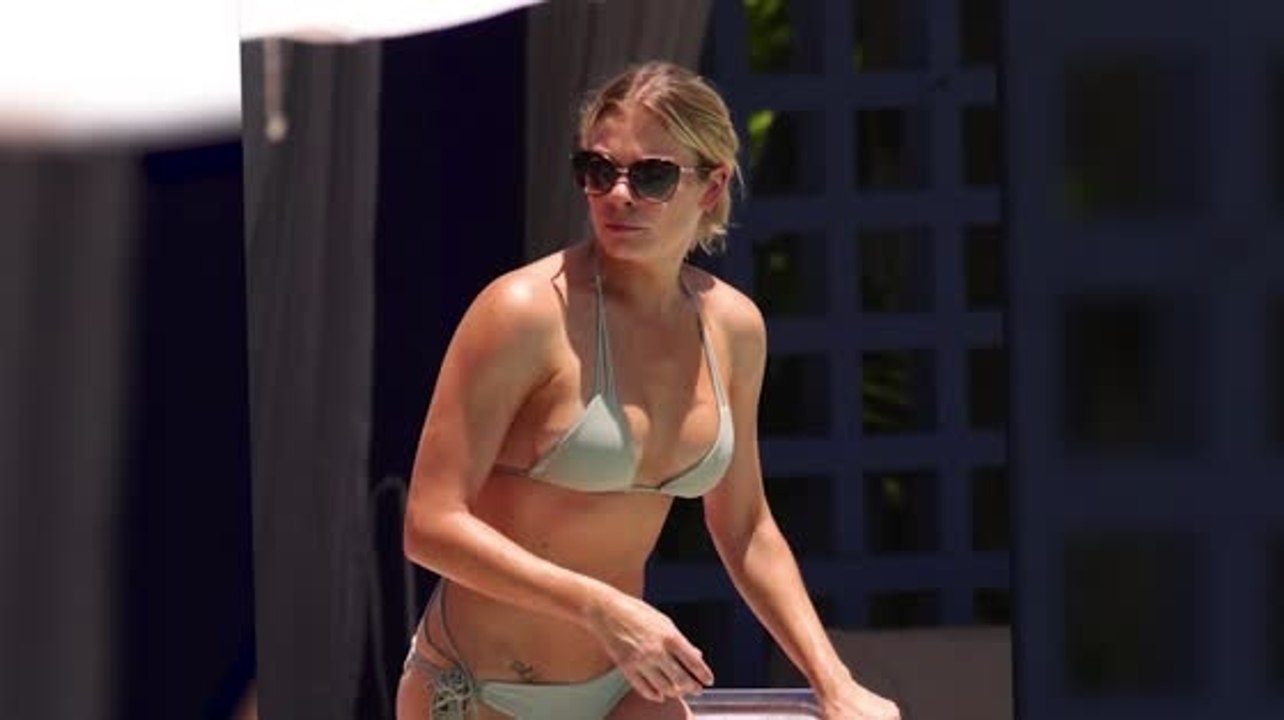 LeAnn Rimes Stuns In A Sexy Bikini Then Hides Tan Lines