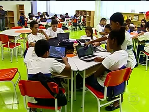 Fantástico - Escolas públicas apostam na tecnologia dentro das salas de aula