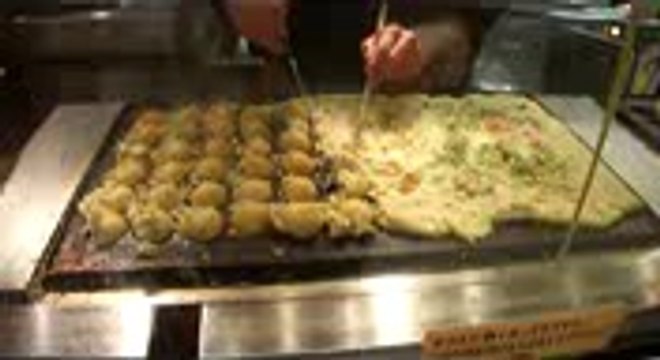 Takoyaki! Japanese street food, how to make! Demo in Shibuya, Tokyo, Japan!