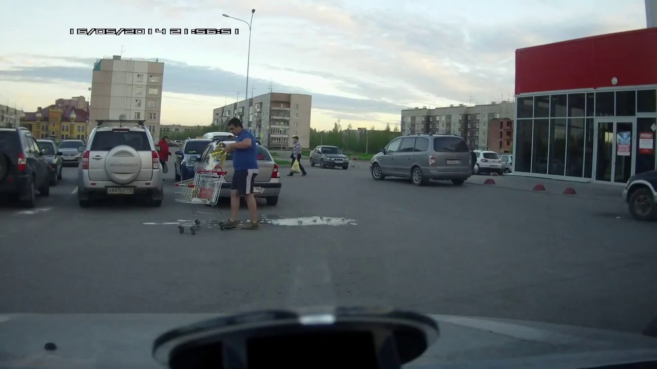 Pauvre homme renverse toutes ses bouteilles de bières ! a voir