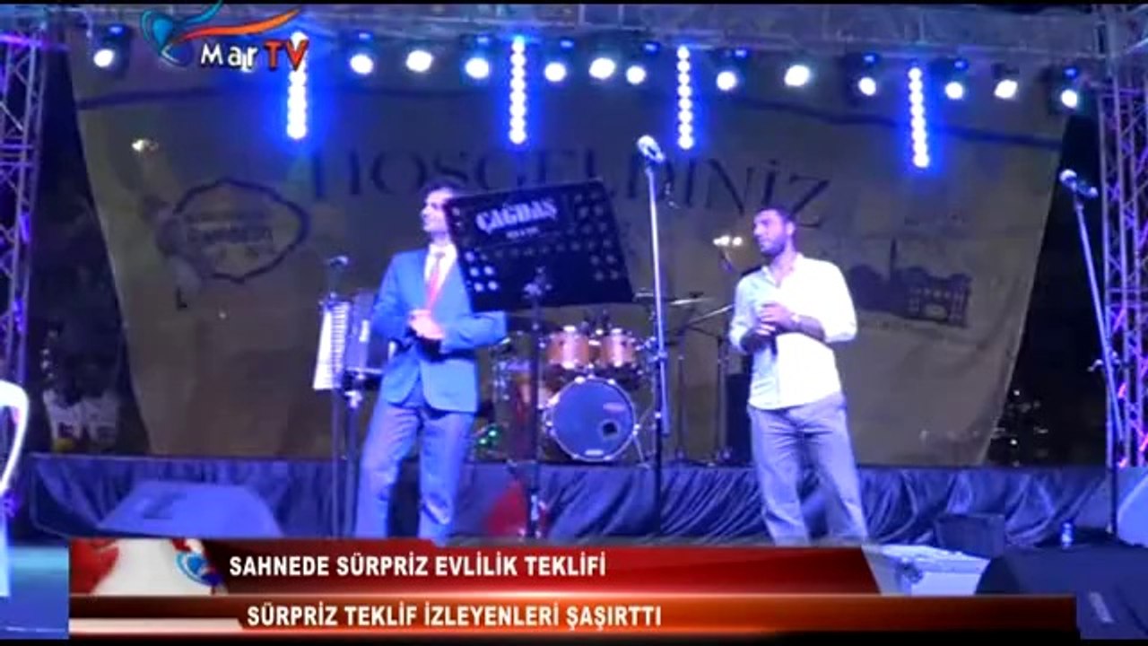 SAHNEDE SÜRPRİZ EVLENME TEKLİFİ