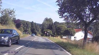Eine Fahrt über die grünen Höhenzüge des hessischen Odenwaldes von Siedelsbrunn nach Wald-Michelbach / A car drive on top of the Hessian Odenwald mountains