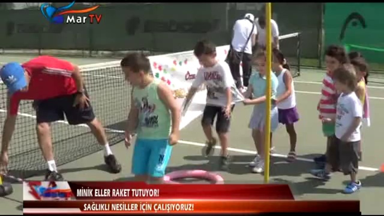 MİNİK ELLER RAKET TUTUYOR!