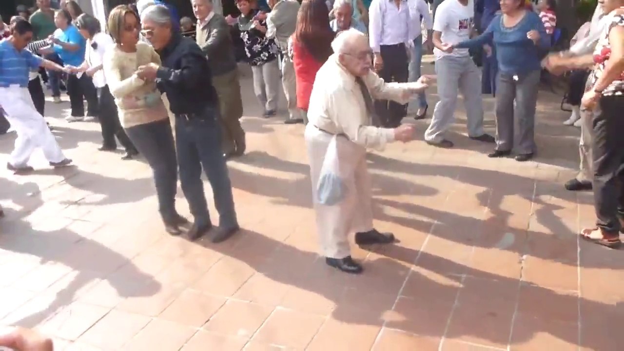Ce super papy lâche ses cannes pour s'éclater sur le dance floor - Vidéo  Dailymotion