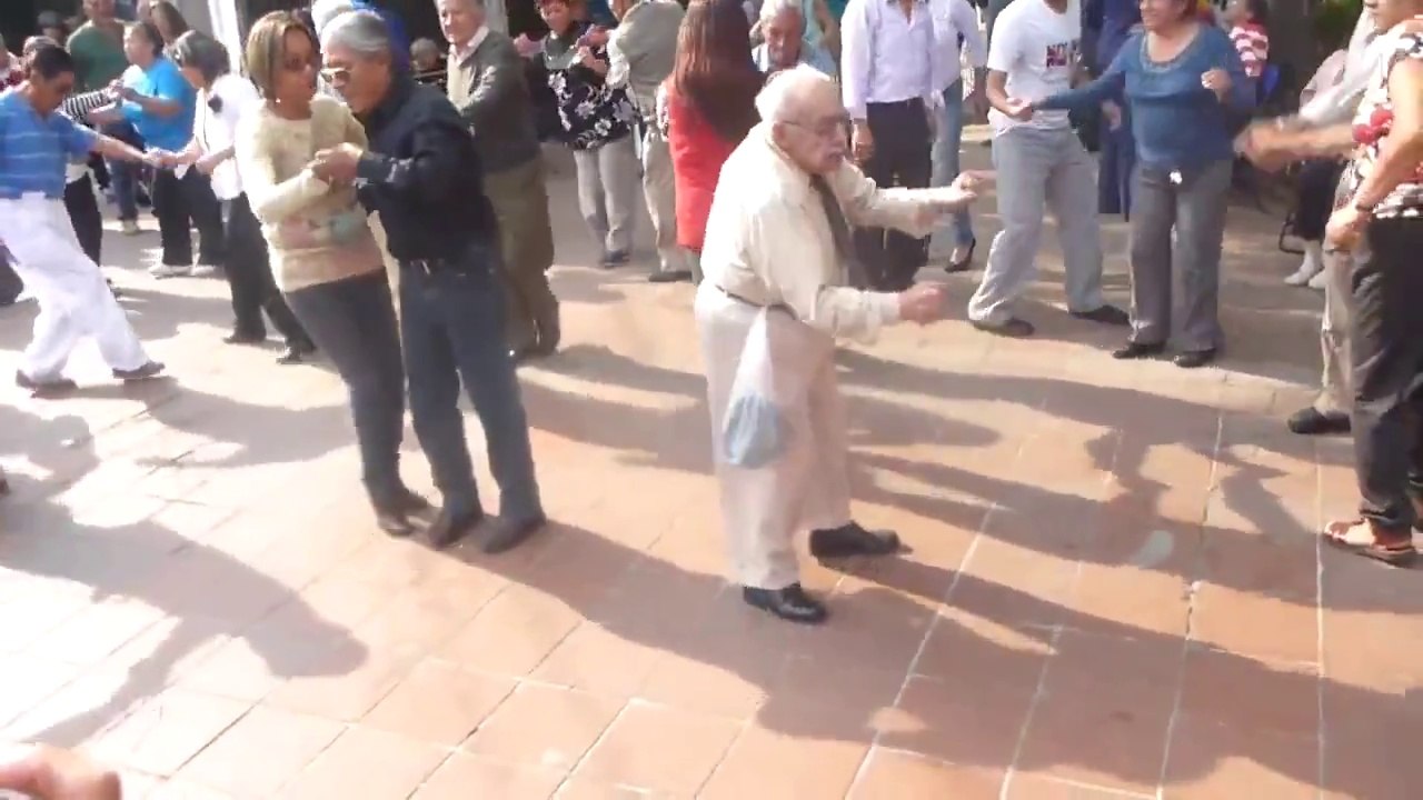 Ce super papy lâche ses cannes pour s'éclater sur le dance floor