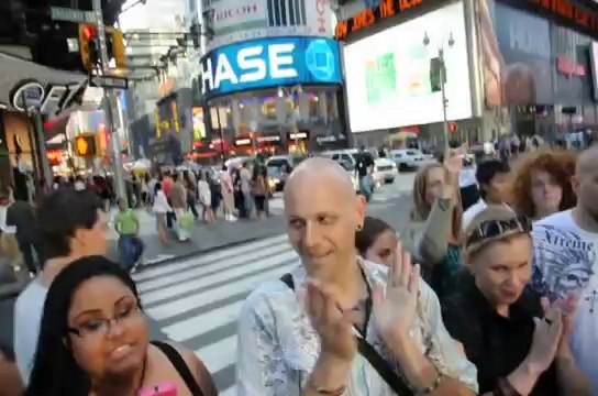 Talented Pianist Hits the Keys in Times Square
