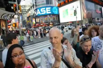 Talented Pianist Hits the Keys in Times Square