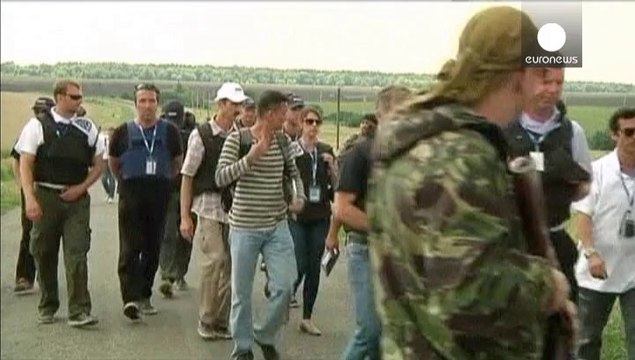 MH17: First bodies are flown to the Netherlands while investigators search for further remains
