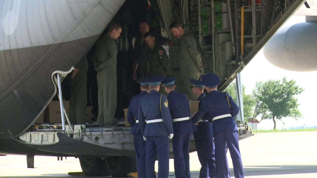 Crash en Ukraine: l'avion avec les premiers corps parti pour les Pays-Bas