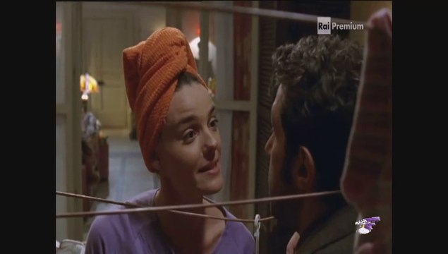 Flavio Insinna e Christiane Filangieri litigano in mezzo al bucato steso in Ho sposato uno sbirro