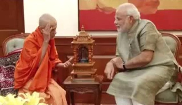 HH Sri Vishvesha Tirtha Swamiji of Pejawar Mutt calls on PM