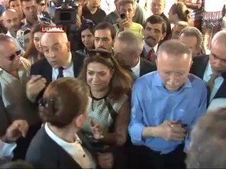 Ekmeleddin İhsanoğlu'na çarşıda protesto!