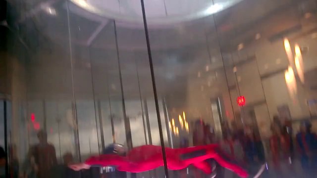 Spider-man en vrai : un gars imite le super héro dans un simulateur de chute libre!