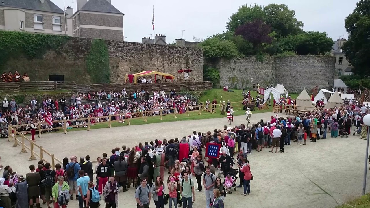 Le pas d'arme au square des Dinantais