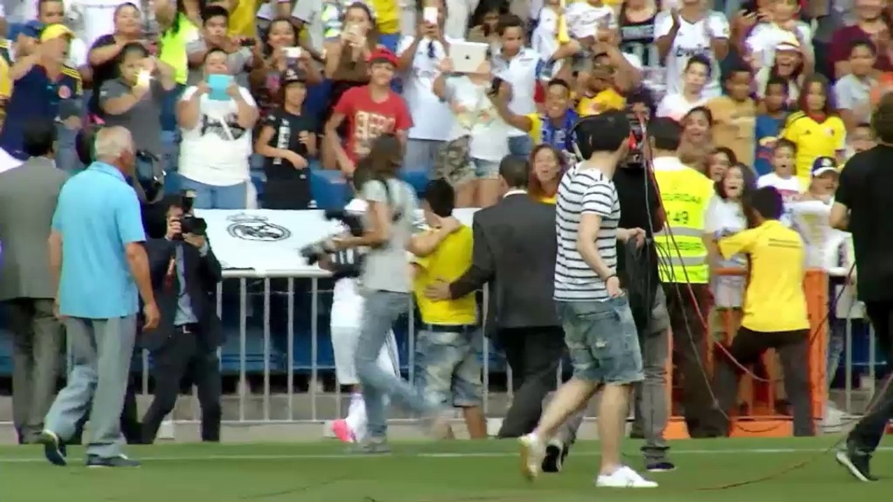 James rodriguez schützt flitzer vor security