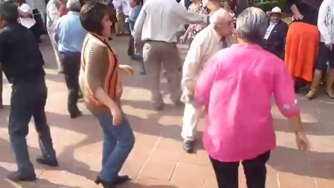 Velhinho arrasa na pista de dança
