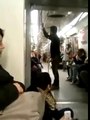 Guitarrista louco assusta passageiros de trem