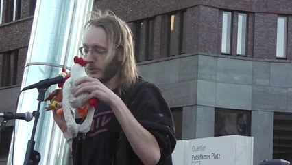 Mahnwache Berlin 23.6.2014 Das Federal Reserve Huhn