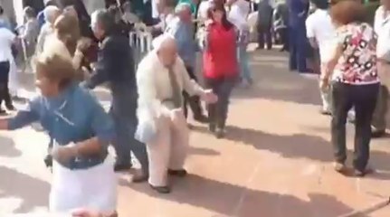 Viejo bailando chistoso